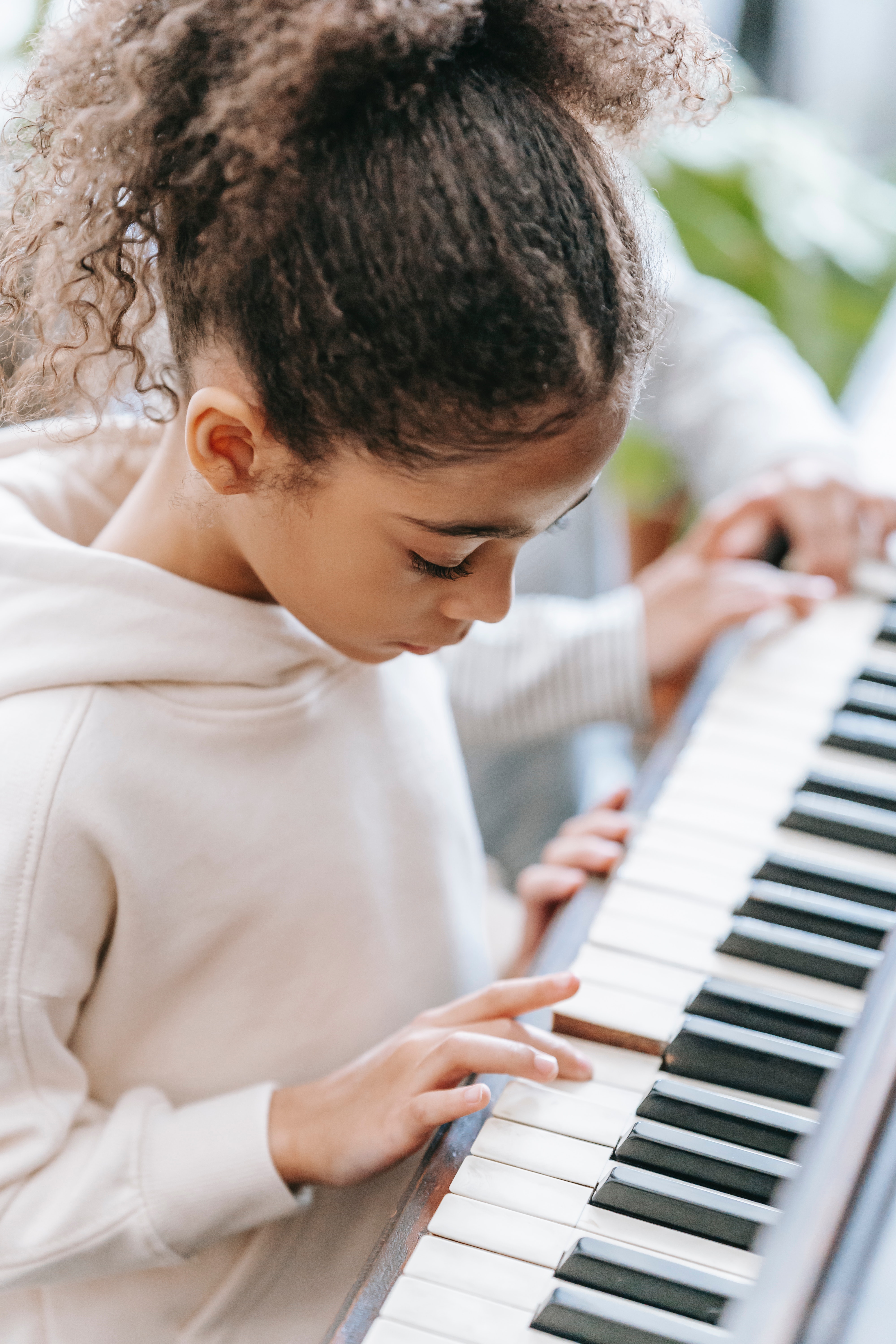 Girl on piano @thatpianoteacher